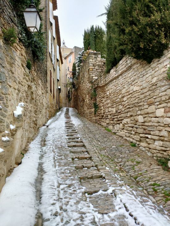 Gordes, le village en pierre sous la neige