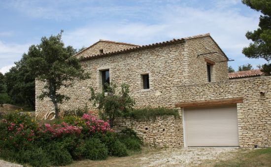 façade en pierres à Bonnieux