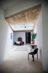 Bibliothèque plafond béton brut